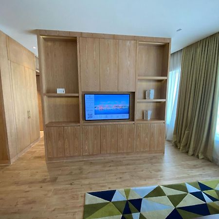 The Bentley Luxury Hotel & Suites Doha Exterior foto A television in a hotel room