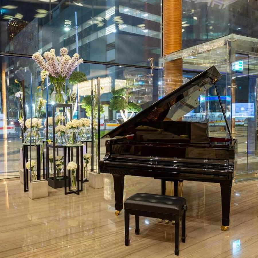The Bentley Luxury Hotel & Suites Doha Exterior foto Piano in the lobby