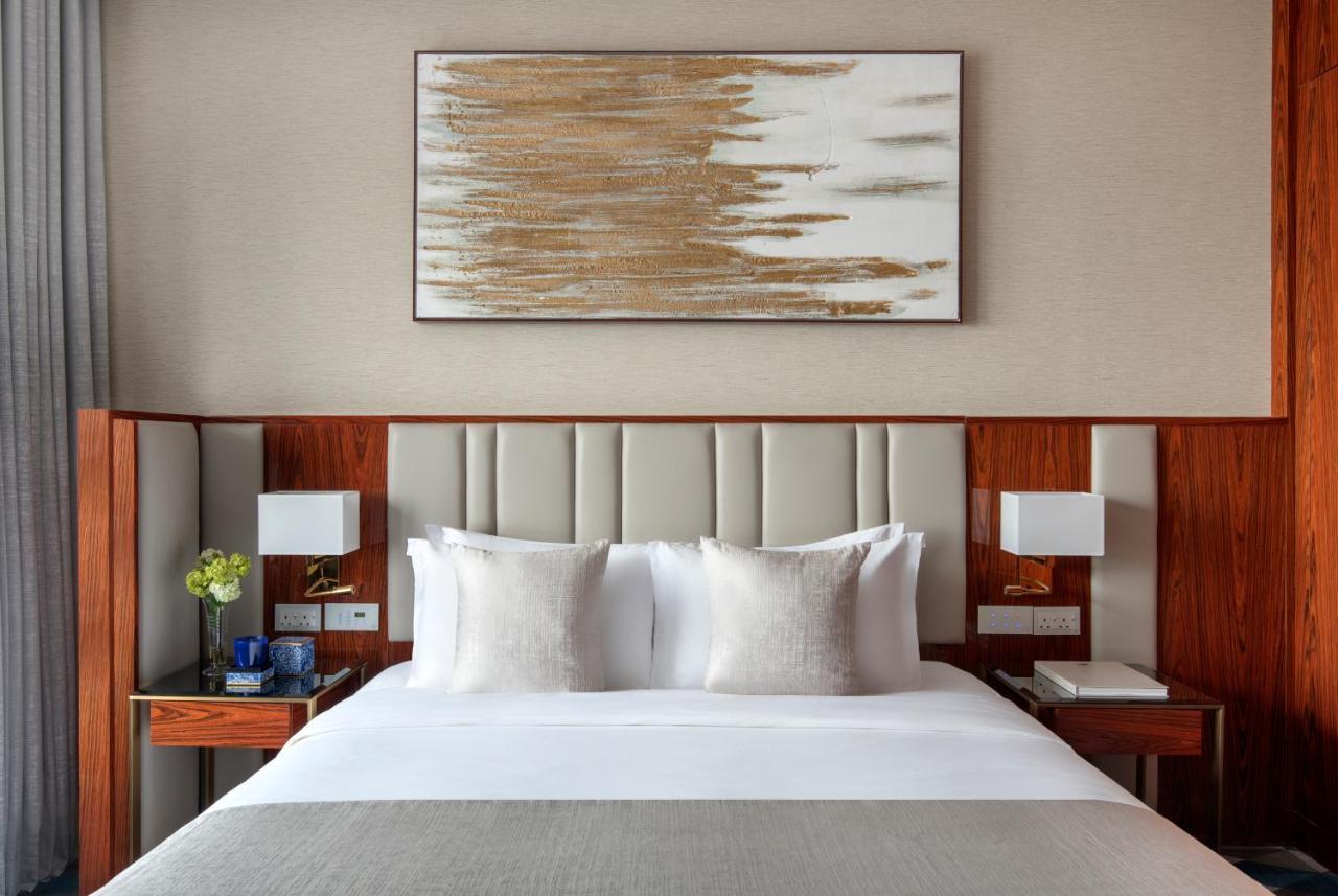 The Bentley Luxury Hotel & Suites Doha Exterior foto A bedroom at the hotel