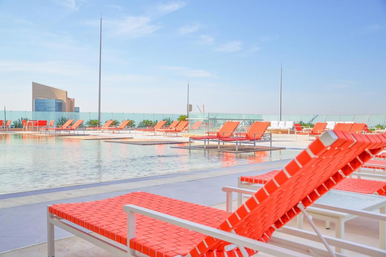 The Bentley Luxury Hotel & Suites Doha Exterior foto The rooftop pool at the hotel