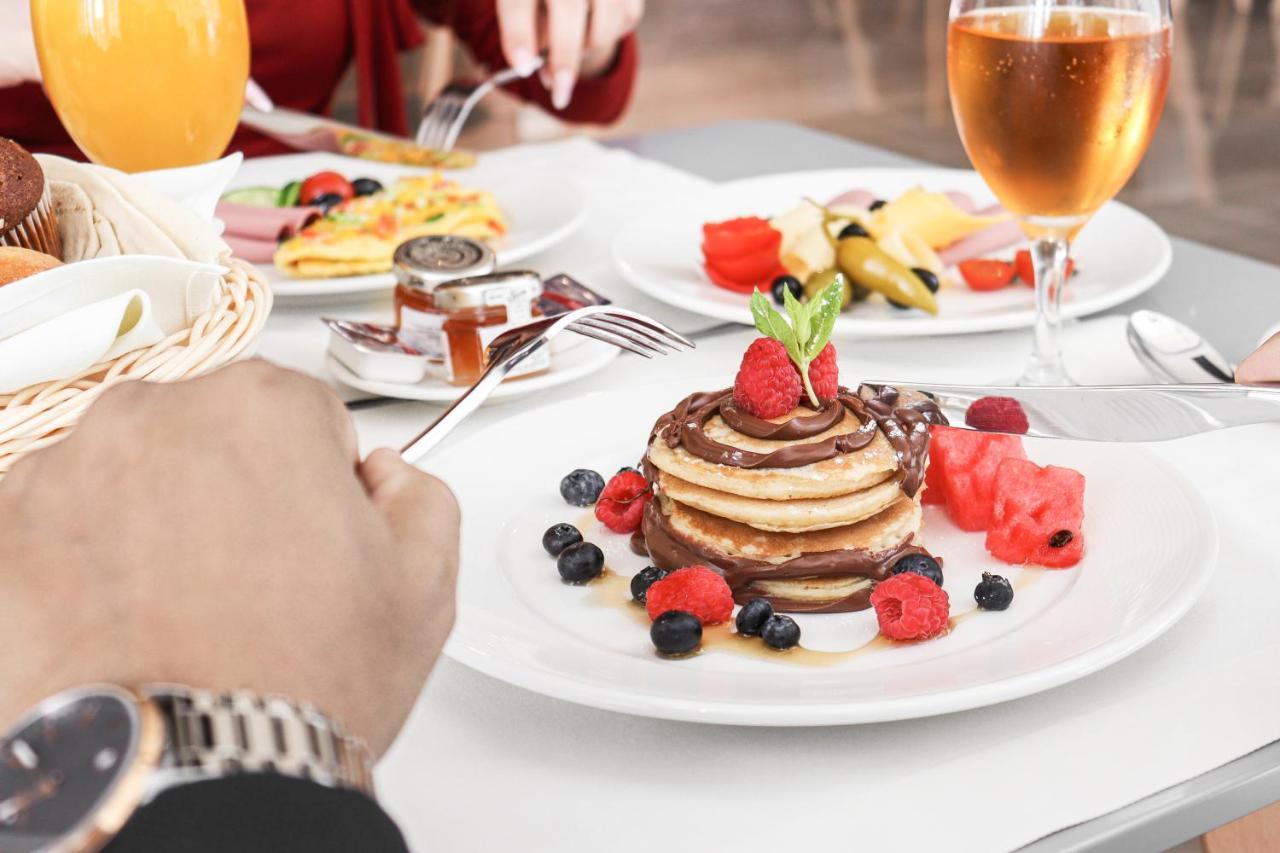 The Bentley Luxury Hotel & Suites Doha Exterior foto A stack of pancakes with fruit