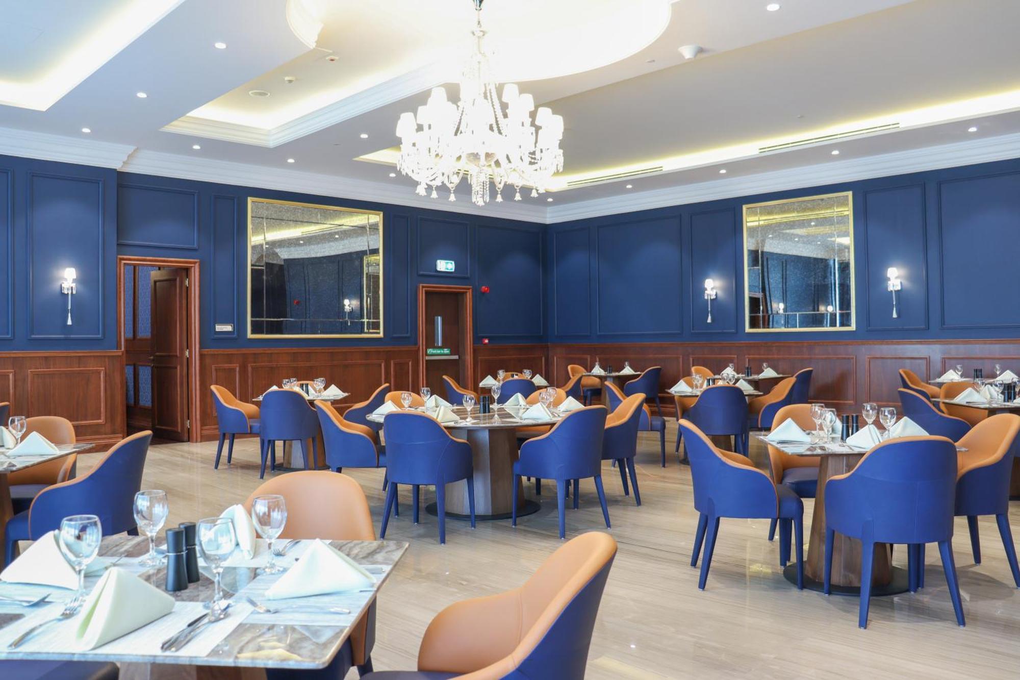 The Bentley Luxury Hotel & Suites Doha Exterior foto The restaurant