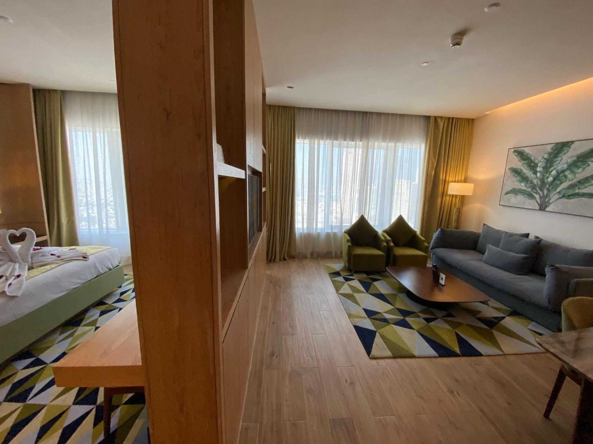 The Bentley Luxury Hotel & Suites Doha Exterior foto A suite at the hotel